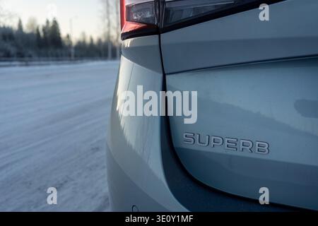 Mikkeli, Finlandia - 8 gennaio 2026 - primo piano del nome del modello sul portellone di 2024 Skoda Superb in inverno Foto Stock