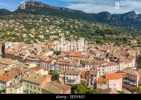 Vista aerea della città vecchia di Vence e delle montagne circostanti in Provenza Foto Stock