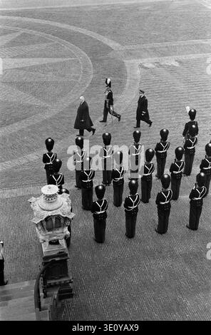 Visita del Presidente De Gaulle nei Paesi Bassi, 1963. Arrivo del Presidente De Gaulle a Huis Ten Bosch e ispezione della guardia d'onore. Foto Stock