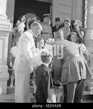 Il generale de Gaulle saluta i giovani ammiratori della residenza di Tunisi, 1943. Foto Stock