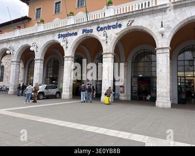 Stazione Pisa centrale. Pisa, Italia. La facciata ad archi in marmo della stazione ferroviaria principale serve i viaggiatori e una presenza militare. Foto Stock