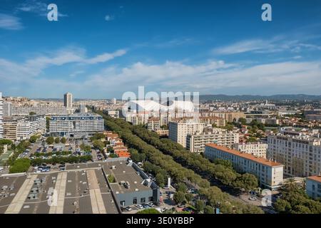 Veduta aerea del paesaggio urbano di Marsiglia con lo stadio Orange Velodrome Foto Stock