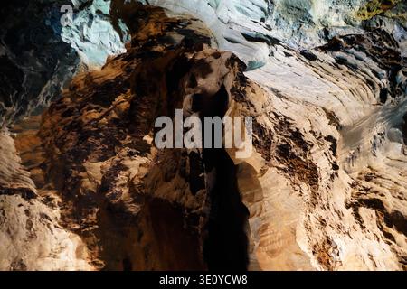 Struttura astratta della roccia naturale dalla superficie della parete della grotta Foto Stock