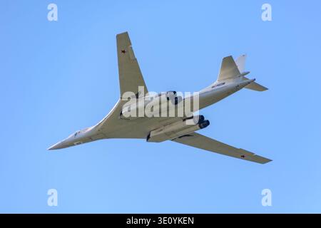 Kazan, Federazione Russa - 25 luglio 2020: Vacanza dell'aviazione 'scelgo il cielo-2020'. Giornata della flotta aerea russa. Tupolev tu-160 (nato: Blackjack) è un supe Foto Stock