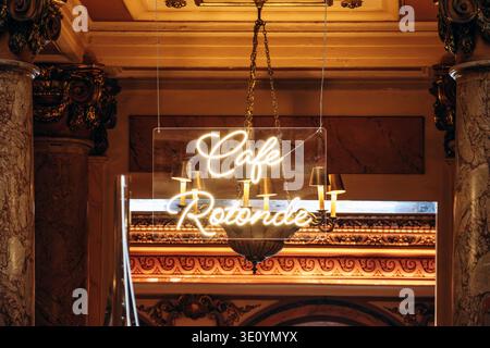 Monte Carlo, Monaco - 17 settembre 2025: Insegna illuminata del Cafe rotonde all'interno dello storico edificio del Casino de Monte Carlo a Monaco Foto Stock