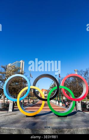 Atlanta, Georgia, Stati Uniti d'America - 13 marzo 2026: Scultura degli anelli olimpici nel Centennial Olympic Park, per commemorare le Olimpiadi estive del 1996, ad Atlanta. Foto Stock