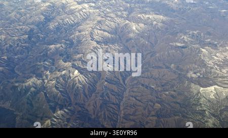 Foto aerea panoramica delle aspre montagne Foto Stock