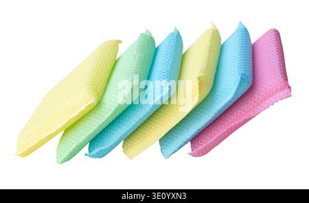 Le spugne gialle verdi blu e rosa nella pila sono isolate su sfondo bianco con percorso di ritaglio. Foto Stock