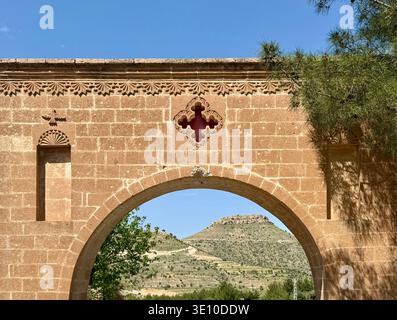 Antica Croce Cristiana sulla porta del Monastero Deyrulzafaran, Turchia Mardin, Patrimonio dell'Ortodossia siriaca e architettura storica in pietra, simbolo della Bibbia Foto Stock