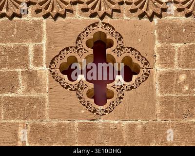 Antica Croce Cristiana sulla porta del Monastero Deyrulzafaran, Turchia Mardin, Patrimonio dell'Ortodossia siriaca e architettura storica in pietra, simbolo della Bibbia Foto Stock