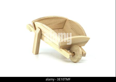 Una dettagliata carriola in legno realizzata a mano in miniatura con una finitura rustica. Perfetto per i collezionisti di modelli, gli appassionati di artigianato o come decorati unici Foto Stock