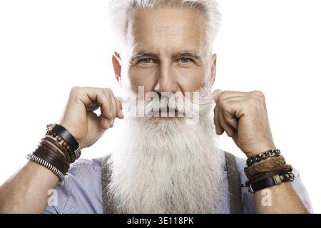 Uomo anziano elegante e bello su sfondo bianco Foto Stock