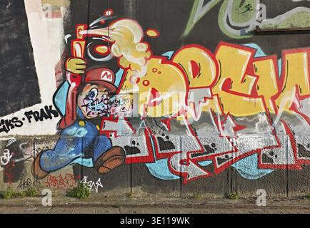 Super Mario character graffiti su un colorato muro urbano che rappresenta la cultura pop Foto Stock