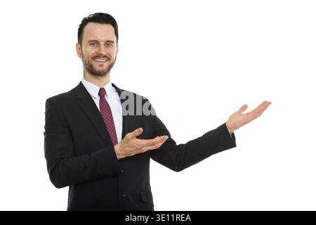 Studio shot di giovani happy businessman sorridere mentre mostrando qualcosa di Foto Stock