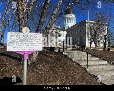 Augusta, Maine / Stati Uniti 3/13/26 storico 19° emendamento il cartello dei diritti delle donne è visibile al Campidoglio del Maine. Foto Stock