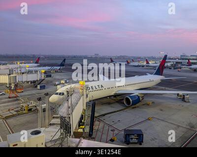 Los Angeles, CA - 13 marzo 2026: Aerei Delta visti all'alba all'aeroporto internazionale di Los Angeles (LAX) Foto Stock