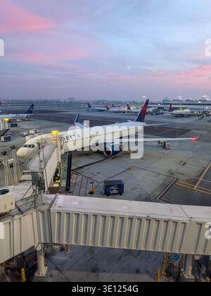 Los Angeles, CA - 13 marzo 2026: Aerei Delta visti all'alba all'aeroporto internazionale di Los Angeles (LAX) Foto Stock