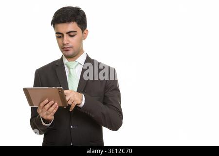 Bel giovane imprenditore persiano con tavoletta digitale isolati contro uno sfondo bianco Foto Stock