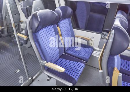 Posti blu vuoti in un moderno compartimento ferroviario, regionale Express RE 30 tra Halle e Magdeburgo, trasporti pubblici RE 30 di DB Regio, regione tedesca Foto Stock