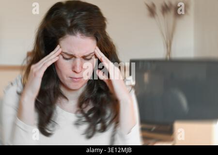 Foto blured di una donna che soffre di vertigini o vertigini o altri problemi di salute del cervello o dell'orecchio interno. Foto Stock