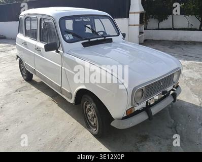 Renault 4 bianca classica parcheggiata in un vialetto, che mostra il suo design vintage Foto Stock