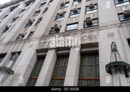 L'insegna della città di New York sull'edificio di New York City, USA, il 22 agosto 2022 Foto Stock
