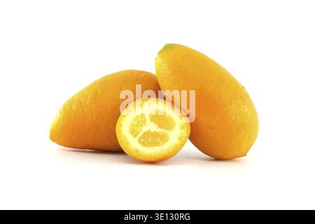 Kumquat di arancia brillante e un pezzo a fette, isolato su sfondo bianco puro, perfetto per mangiare sano, cucinare o progetti legati alla cucina Foto Stock