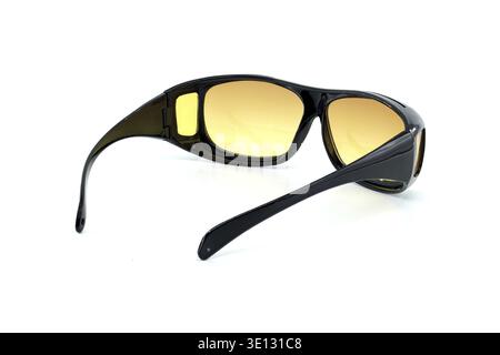 Immagine di alta qualità degli eleganti occhiali da sole neri con lenti gialle. Perfetto per proteggere gli occhi, accessori di stile o temi di moda estivi. IO Foto Stock