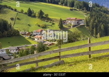 Dolomiti, Italia. Vista panoramica aerea di Santa Maddalena o del villaggio di Santa Maddalena in estate Foto Stock