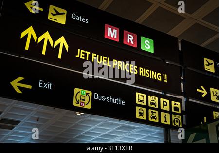 Cartello dell'aeroporto che mostra l'aumento dei prezzi del carburante per i jet Foto Stock