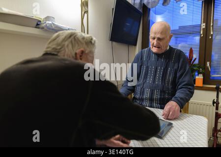 Ritratto di due alti uomini giocare a scacchi mentre vi rilassate presso la casa di cura a Turku, in Finlandia Foto Stock