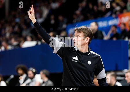 LIONE-VILLEURBANNE, FRANCIA - 14 MARZO: Gesti dell'OLAF Lange (capo allenatore Germania) durante la partita di qualificazione ai Mondiali di calcio femminile FIBA tra Germania (GER) e Francia (fra) ad Astroballe il giorno 3 del Torneo di qualificazione ai Mondiali femminili FIBA il 14 marzo 2026 a Lione-Villeurbanne, Francia. Foto Stock