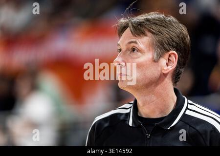 LIONE-VILLEURBANNE, FRANCIA - 14 MARZO: OLAF Lange (capo allenatore Germania) durante la partita di qualificazione ai Mondiali di calcio femminile FIBA tra Germania (GER) e Francia (fra) ad Astroballe il giorno 3 del Torneo di qualificazione ai Mondiali femminili FIBA il 14 marzo 2026 a Lione-Villeurbanne, Francia. Foto Stock