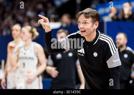 LIONE-VILLEURBANNE, FRANCIA - 14 MARZO: Gesti dell'OLAF Lange (capo allenatore Germania) durante la partita di qualificazione ai Mondiali di calcio femminile FIBA tra Germania (GER) e Francia (fra) ad Astroballe il giorno 3 del Torneo di qualificazione ai Mondiali femminili FIBA il 14 marzo 2026 a Lione-Villeurbanne, Francia. Foto Stock
