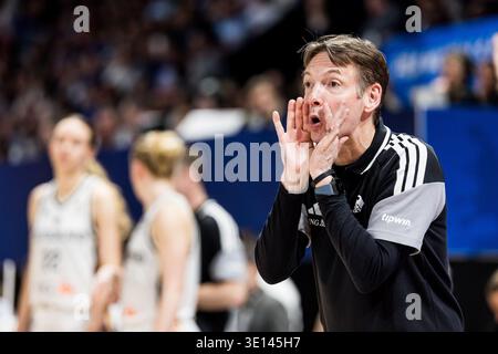 LIONE-VILLEURBANNE, FRANCIA - 14 MARZO: OLAF Lange (Head Coach Germany) urla durante la partita di qualificazione ai Mondiali di calcio femminile FIBA tra Germania (GER) e Francia (fra) ad Astroballe il giorno 3 del Torneo di qualificazione ai Mondiali femminili FIBA il 14 marzo 2026 a Lione-Villeurbanne, Francia. Foto Stock