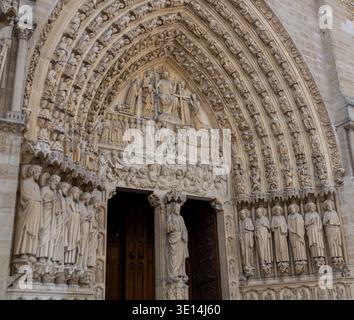Vista dettagliata delle sculture e delle sculture in pietra gotiche ornate sul portale del giudizio universale sulla facciata ovest di Notre-Dame de Paris. L'ima Foto Stock