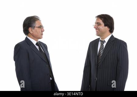 Vista di profilo di felice giovani e senior imprenditore persiano sorridente Foto Stock
