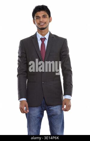 Studio shot di giovani felici commerciante indiano sorridere mentre in piedi Foto Stock