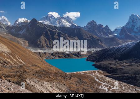 Monte Everest, Lhotse e Nuptse, insieme a Pumori, Lobuche Peak, Cholatse e altre montagne viste dal percorso di trekking sopra Gokyo, Nepal Foto Stock