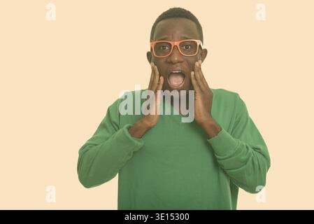 Giovane africano che guarda scioccato Foto Stock