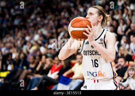 LIONE-VILLEURBANNE, FRANCIA - 14 MARZO: Alina Hartmann (Germania, 16) controlla la palla durante la partita di qualificazione al Torneo di qualificazione alla Coppa del mondo femminile FIBA tra Germania (GER) e Francia (fra) ad Astroballe il giorno 3 del Torneo di qualificazione alla Coppa del mondo femminile FIBA il 14 marzo 2026 a Lione-Villeurbanne, Francia. Foto Stock