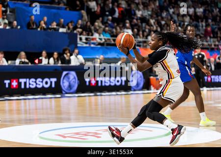 LIONE-VILLEURBANNE, FRANCIA - 14 MARZO: Alexis Peterson (Germania, 1) controlla la palla durante la partita di qualificazione al Torneo di qualificazione alla Coppa del mondo femminile FIBA tra Germania (GER) e Francia (fra) ad Astroballe il giorno 3 del Torneo di qualificazione alla Coppa del mondo femminile FIBA il 14 marzo 2026 a Lione-Villeurbanne, Francia. Foto Stock