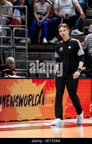 LIONE-VILLEURBANNE, FRANCIA - 14 MARZO: OLAF Lange (capo allenatore Germania) durante la partita di qualificazione ai Mondiali di calcio femminile FIBA tra Germania (GER) e Francia (fra) ad Astroballe il giorno 3 del Torneo di qualificazione ai Mondiali femminili FIBA il 14 marzo 2026 a Lione-Villeurbanne, Francia. Foto Stock