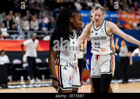 LIONE-VILLEURBANNE, FRANCIA - 14 MARZO: Alexis Peterson (Germania, 1) durante la partita di qualificazione ai Mondiali di calcio femminile FIBA tra Germania (GER) e Francia (fra) ad Astroballe il giorno 3 del Torneo di qualificazione ai Mondiali femminili FIBA il 14 marzo 2026 a Lione-Villeurbanne, Francia. Foto Stock