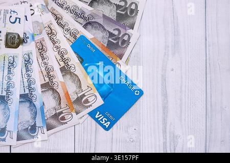 KIEV, UCRAINA - 28 GENNAIO 2026 Chase carta UK e banconote inglesi in sterline sul tavolo da vicino. Chase UK è la banca più popolare del Regno Unito Foto Stock