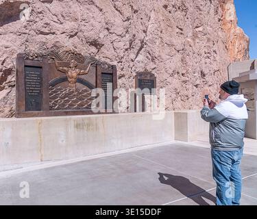 6 marzo 2026, Boulder City, Nevada, Stati Uniti: Un turista scatta una foto del memoriale di Oskar J.W. Hansen presso la diga di Hoover a Boulder City, Nevada. Foto Stock