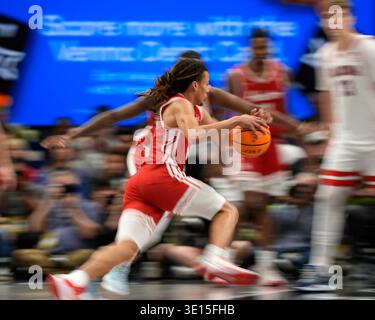 14 MARZO 2026: Gli Houston Cougars guardano Kingston Flemings (4) guidano la palla contro Arizona nella Big 12 Championship Game al T-Mobile Center, Kansas City, Missouri. Jon Robichaud/CSM. Foto Stock