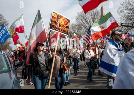 Washington, DC., Stati Uniti d'America. 14 marzo 2026. Gli attivisti espongono bandiere e insegne a sostegno dell'esiliato principe ereditario dell'Iran Reza Pahlavi mentre la manifestazione passa di fronte al monumento a Washington. Le manifestazioni politiche iraniane si sono intensificate dopo gli scioperi del 28 febbraio contro l' Iran da parte degli Stati Uniti d' America e di Israele . David Hansen/Alamy Live News crediti: David Hansen/Alamy Live News Foto Stock