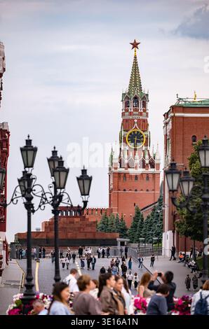Mosca, Russia - 25 agosto 2025: Torre Spasskaya e Piazza Rossa, simbolo di Mosca con architettura del Cremlino e turisti Foto Stock