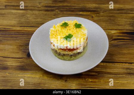 Tradizionale Mimosa di insalata russa su tavola di legno Foto Stock